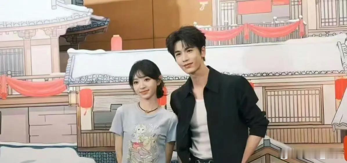 张凌赫田曦薇经纪人世纪大和解《逐玉》庆功宴张凌赫田曦薇避嫌，两人分开坐着笑看经纪