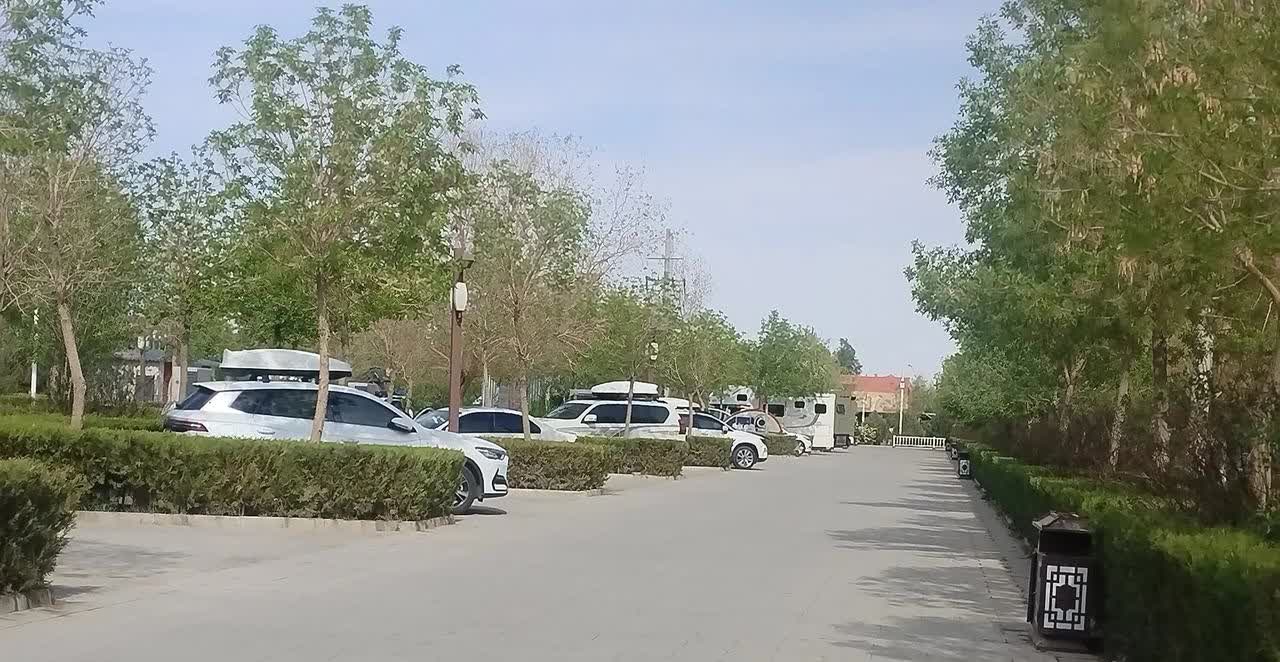 经过几天长途跋涉，我们终于抵达瓜州县的免费房车营地。想着这里有淋浴间，能痛痛快快