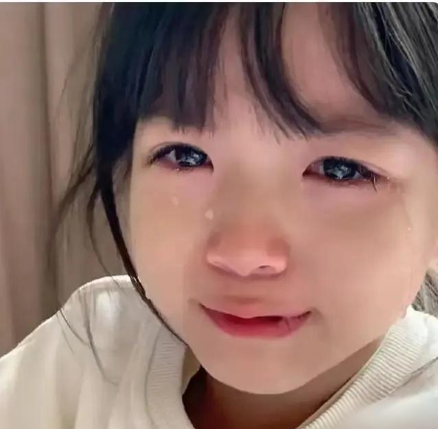 “畜生啊，她那么小，她知道什么呀？”浙江丽水一家医院里，一位妈妈抱着自己的女儿嚎