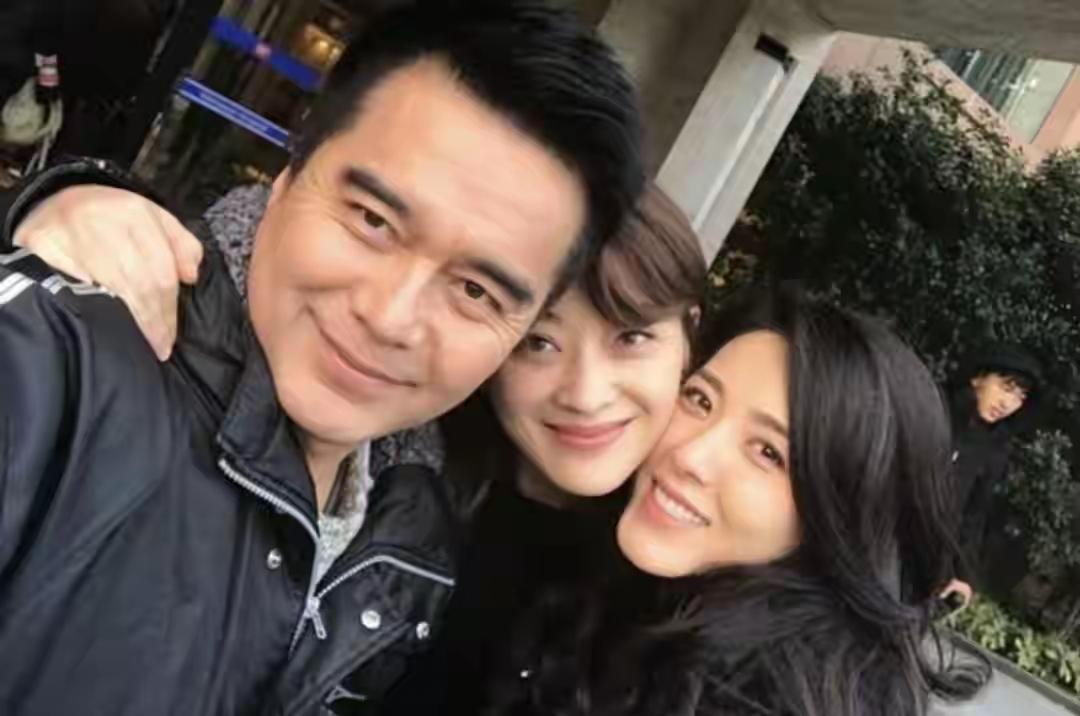 许亚军和大美女曾黎合影，曾黎是个特别的存在。她可美可帅，年轻时她的一张短发照片差