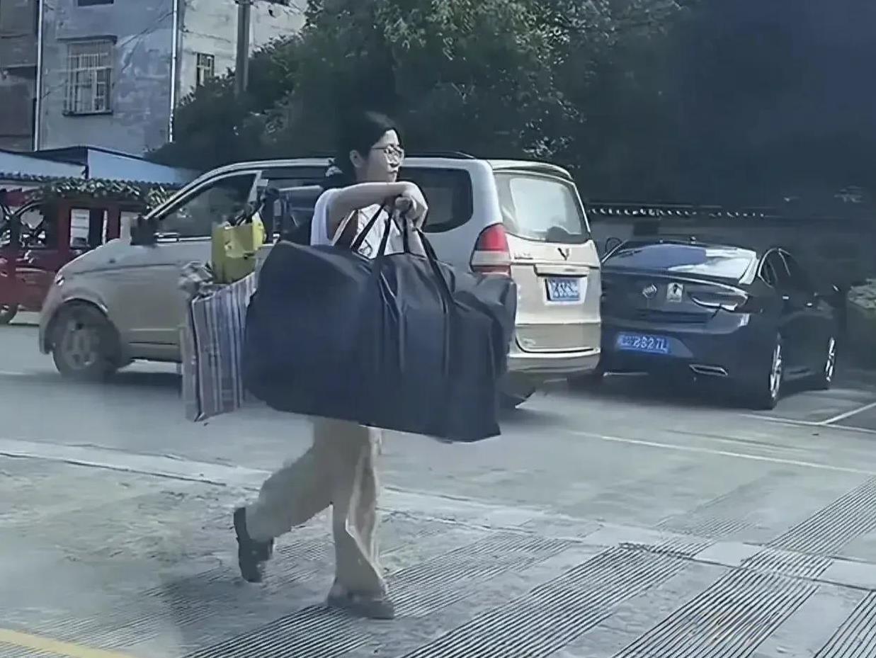 感觉广西这个挑行李的女孩真傻其实她可以先利用最近的流量先弄点钱，可她拒绝了开通