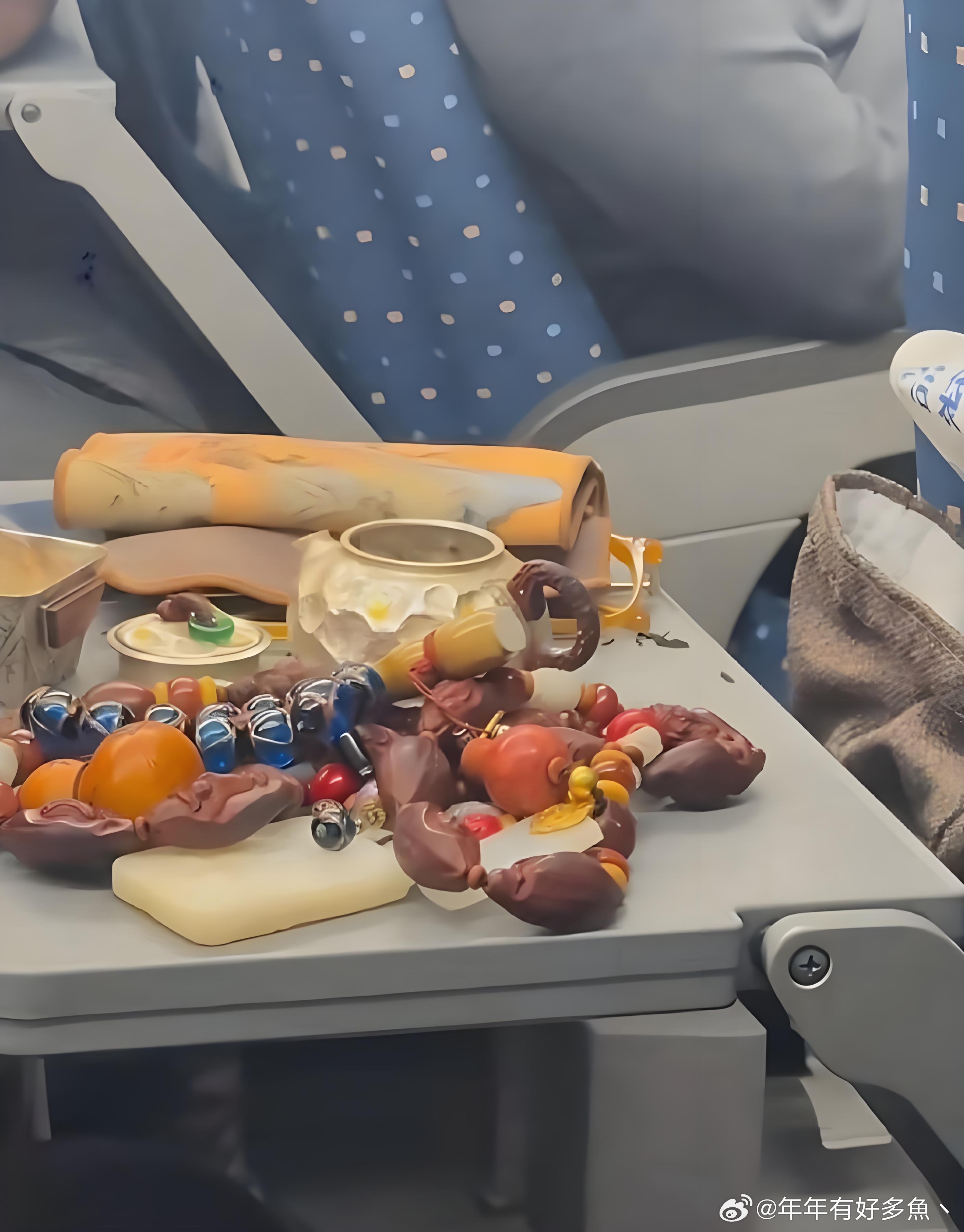 同样是坐高铁，牛马和大佬的差距实在是太大了。