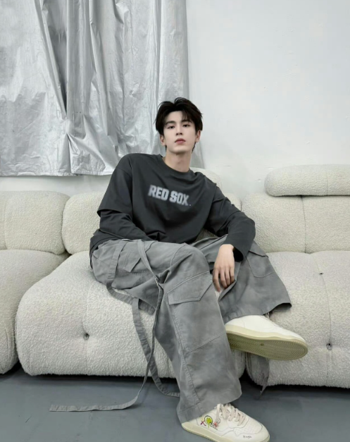 很难想象到张凌赫高中嬉皮笑脸的样子，是多么阳光呢？​​​