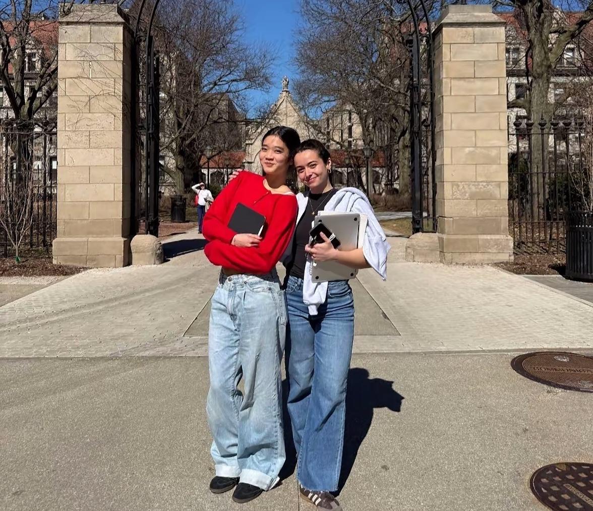 三星小公主李元珠最新照片，分享的是她在芝加哥大学和同学的合影。两个青春靓丽的小