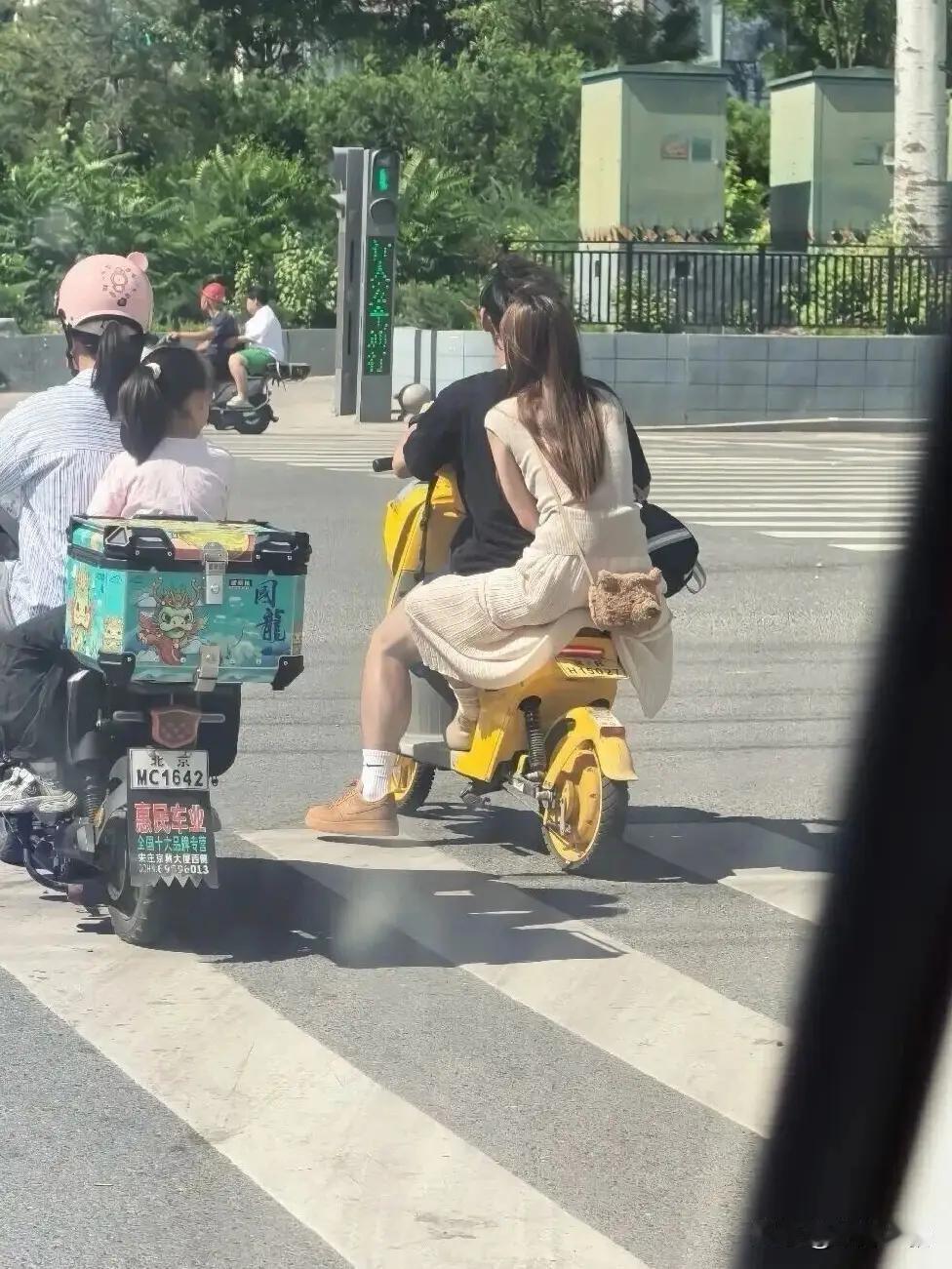 女主这大腿实在让人不忍直视呀，这要是被本尊刷到，岂不尴尬死。[？？？]镜头