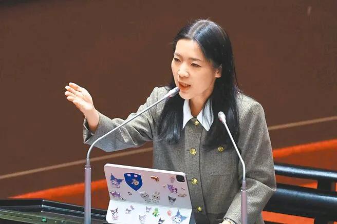 徐巧芯2日在社群平台Threads上回应网友“怕您不会算”的说法并说明，若目前中