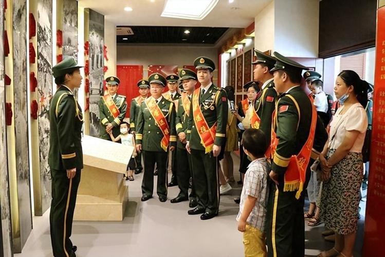 放着每个月两三万的闲钱不领，非要跑回小县城，拿那区区六千块的死工资，每天还得按时