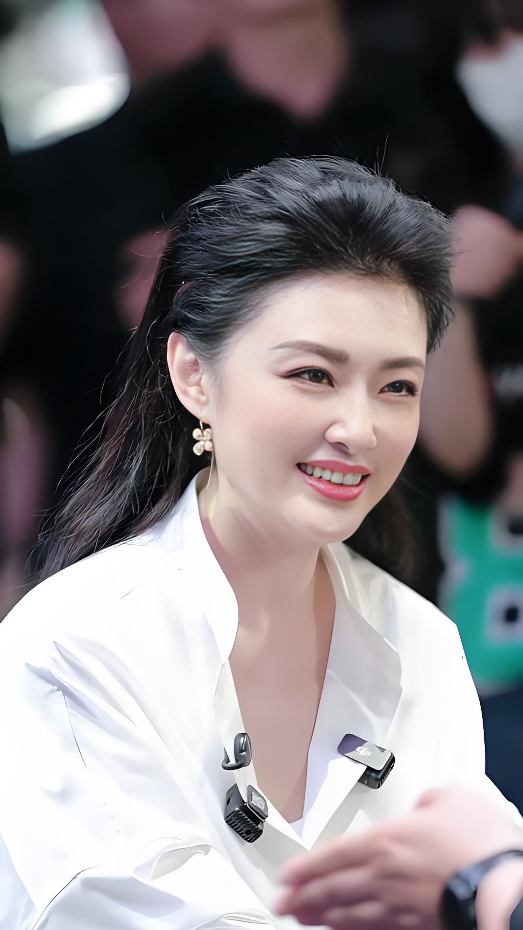 周涛被骂过“嫌贫爱富”，因为她嫁了富豪；被嘲过“晚节不保”，因为她离开央视去演短