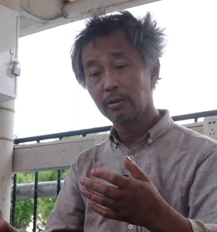 我认为，“流浪大师”沈巍，也在传播文化艺术和正能量，上海有关社区不妨给他提供便利