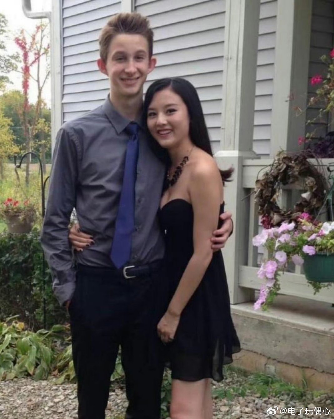 宋祖儿早年在美国留学，不得不说国外真开放！最后那张超像一家三口。