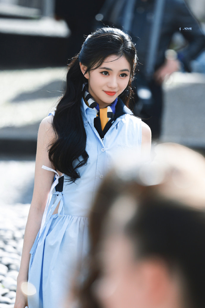 刘浩存回头这一幕好美刘浩存回头，那眼神仿佛会说话，浅笑挂在脸上，灵动又温柔，这