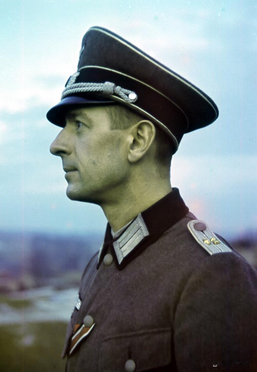 国防军第46步兵师第72步兵团的一名步兵少尉。第72步兵团是第46步兵师的核心作