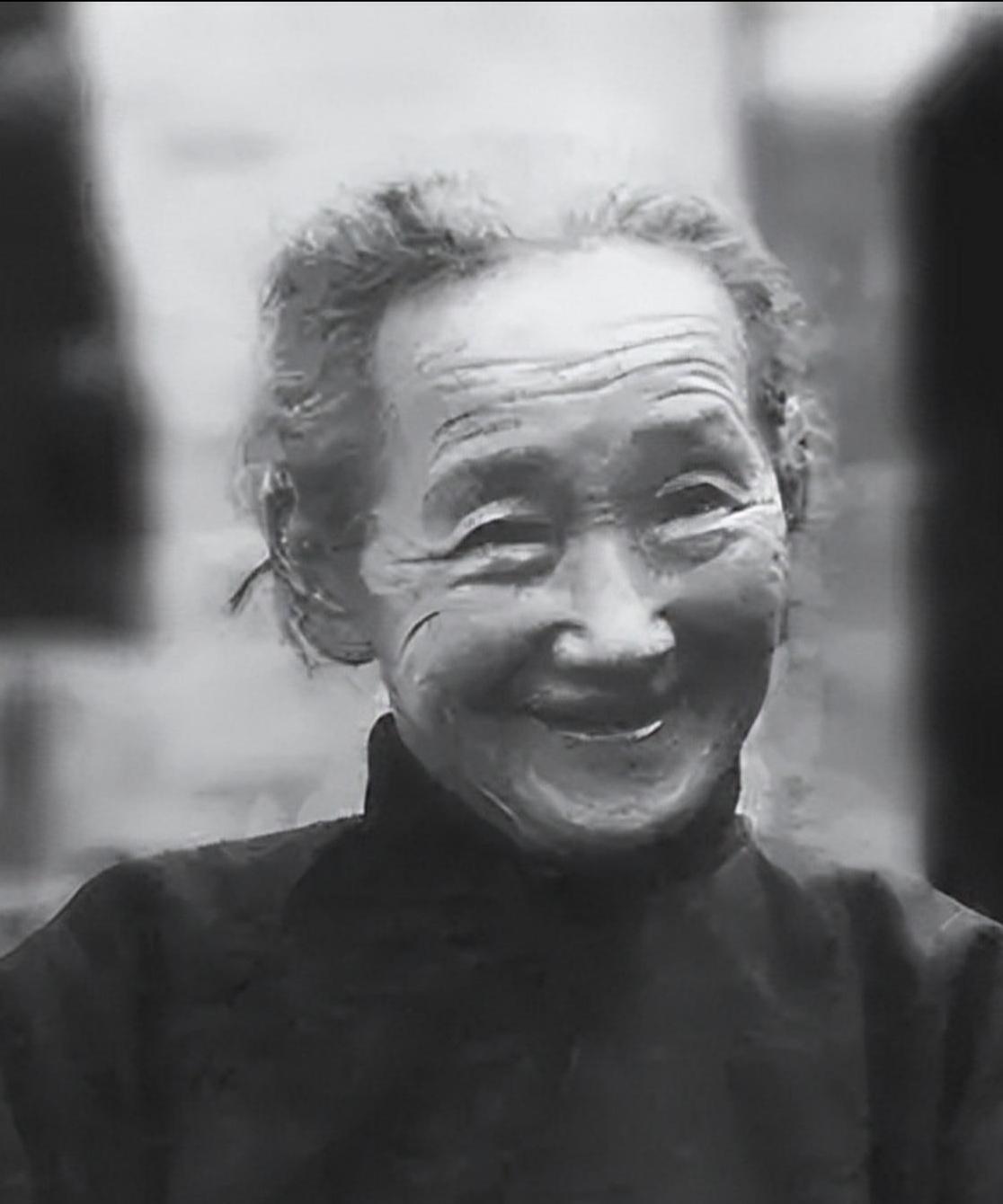 1943年，新婚之夜，37岁的许世友，对着19岁的新婚妻子说了一句话，然后拔枪对