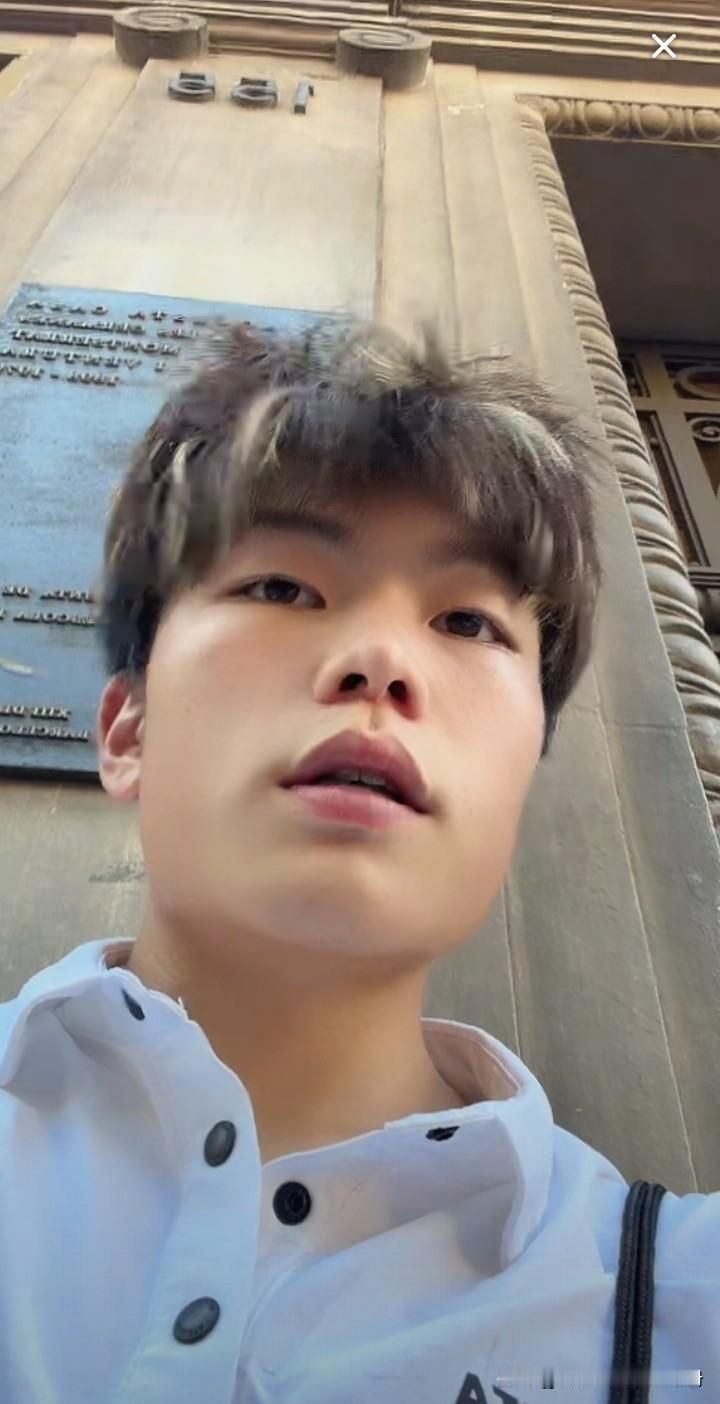 董路清早直播，没有官宣吕梦洋签约哪个西班牙豪门球队，只提到最近研究11人制足球，