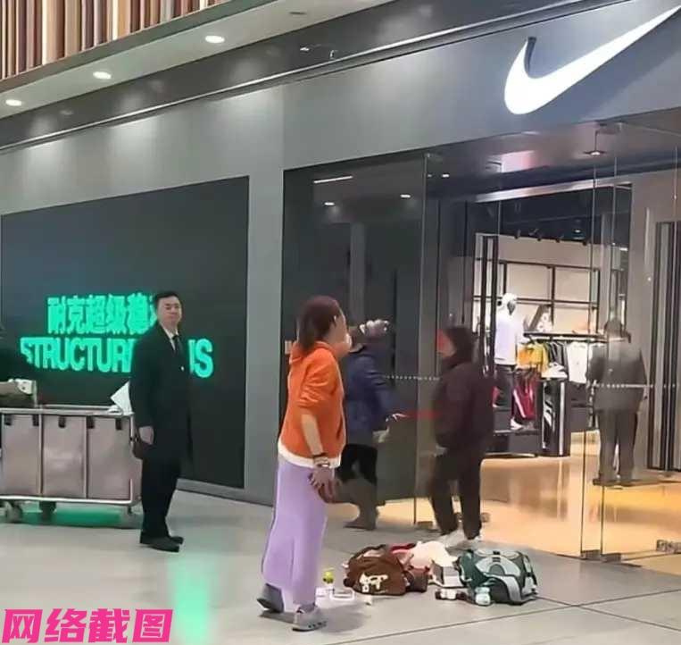 北京有女子在商场的耐克店内，要退货退款，但耐克店没有同意女子，要求退现金的要求。