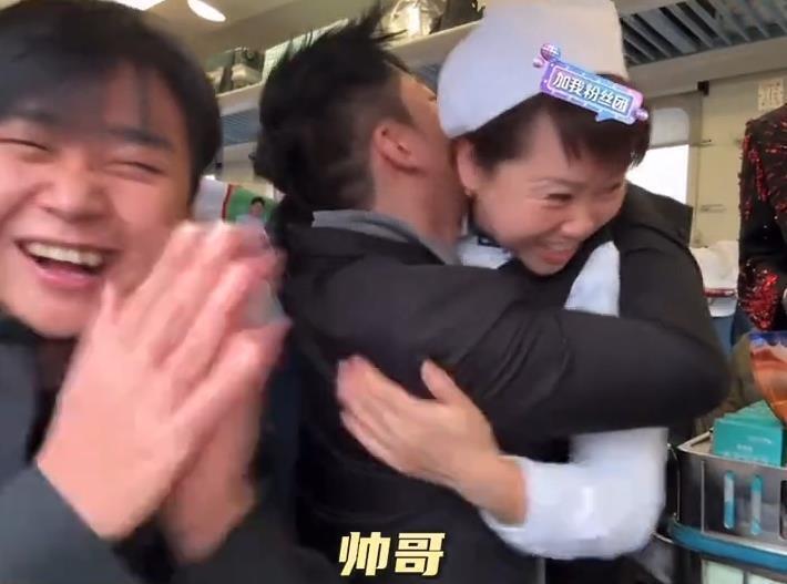 列车售货大姨和主播互动后被辞退这事，真是让人唏嘘。2025年11月24日，K13