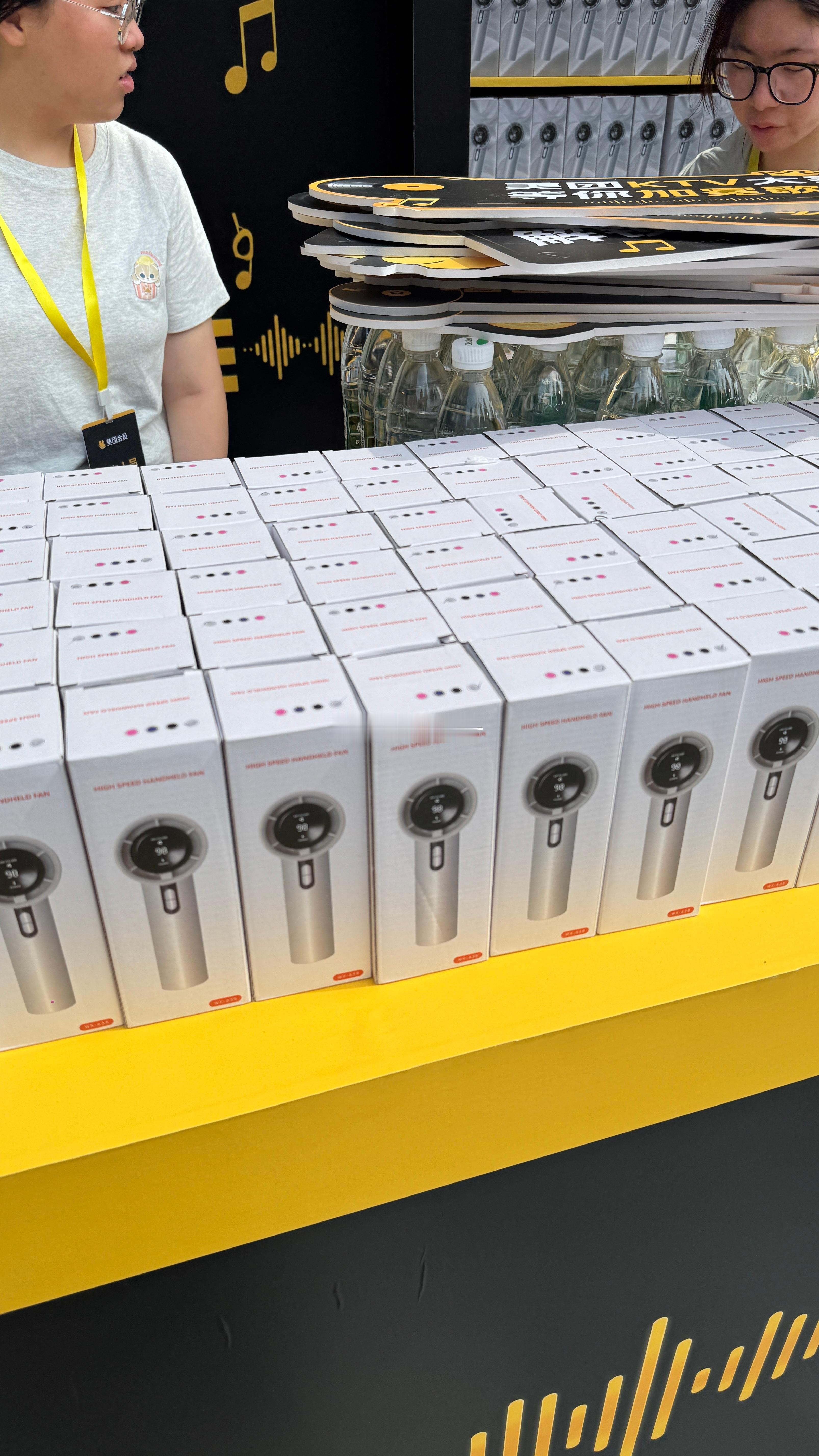 死去的秀粉dna又在攻击我了一众美团会员齐聚露天KTV赛场，同好相聚默契十足，各