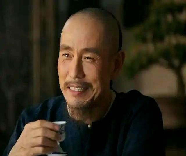 在电视剧《大生意人》中，常四爷由成泰燊饰演，是边陲马帮首领。官府恶商都盯着他