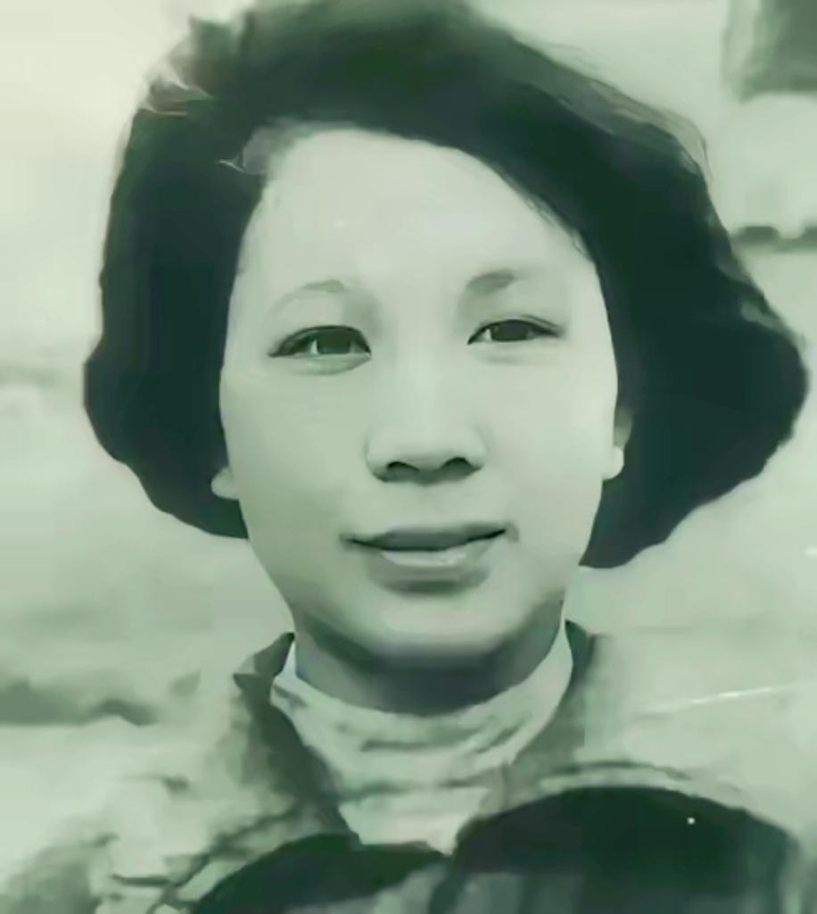 她在枪响前倒地装死，没多久特务进来补枪，甚至用枪托捅她的腰部，而她紧张的不敢乱动