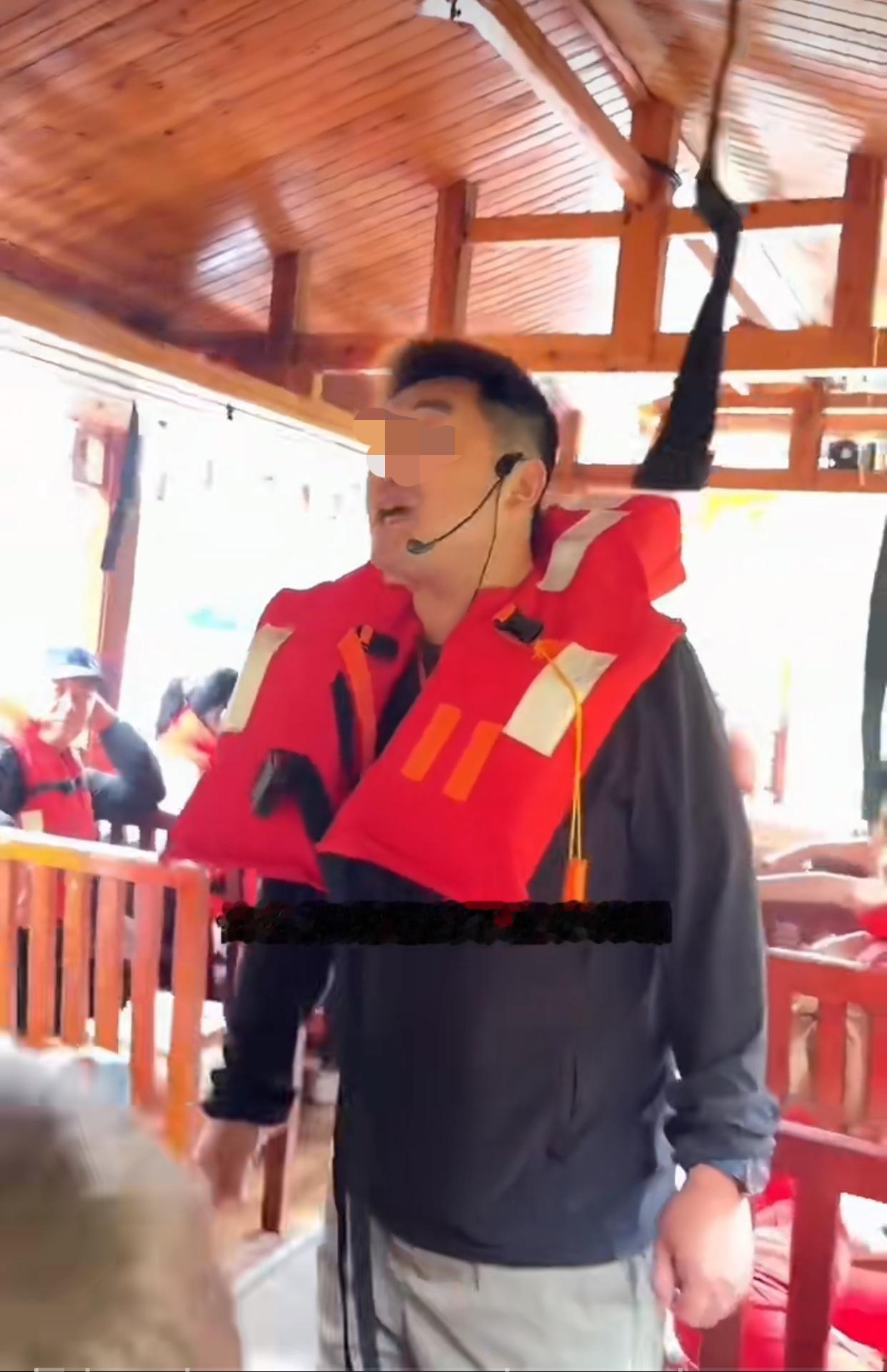 近日湖南张家界，在宝峰湖风景区内，游客们乘船游湖，当游船上的讲解员在介绍风景时，