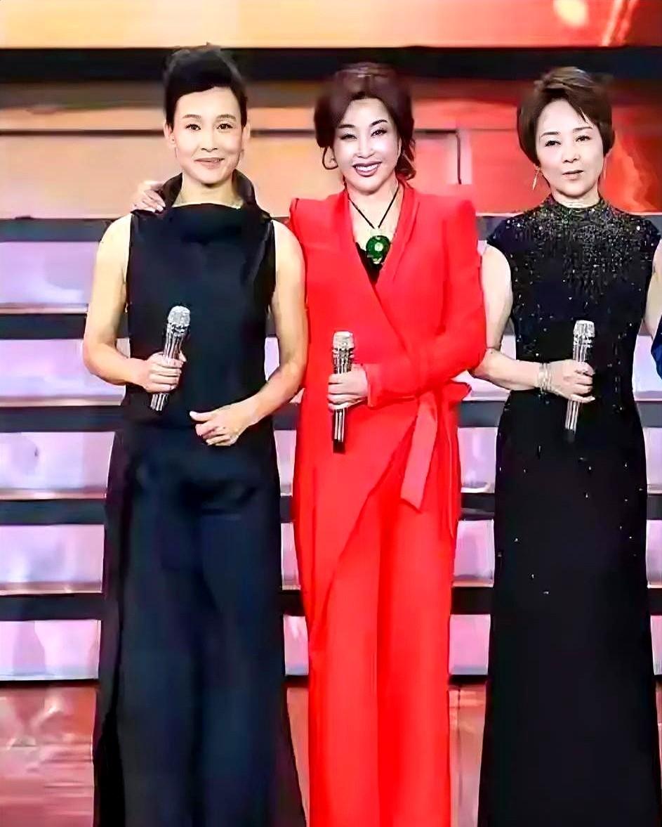 一张私下聚会的合影，把80年代的“顶流”重新推上热搜。陈冲、刘晓庆、张瑜并肩