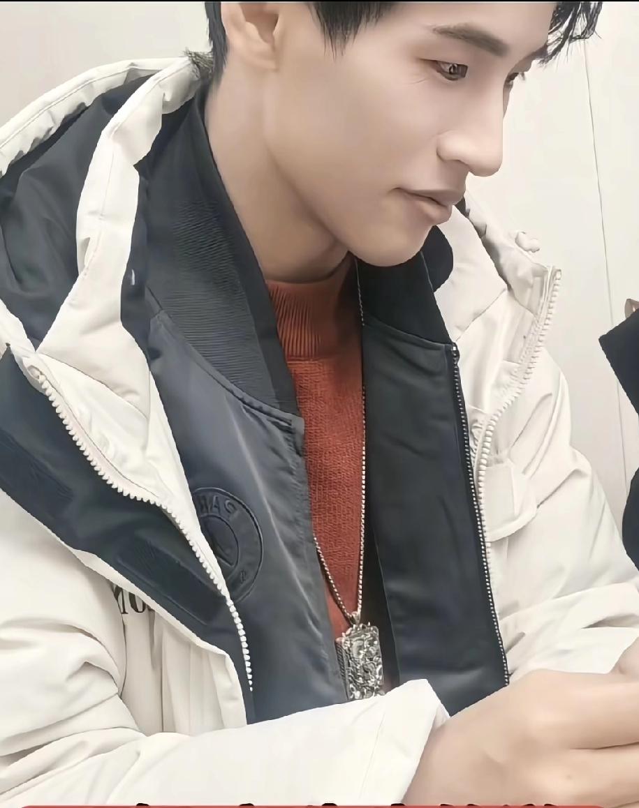 张云鹏离开了，在江苏机场送别时，他与妈妈静静相拥。这一别，下次再相见，也不知要过