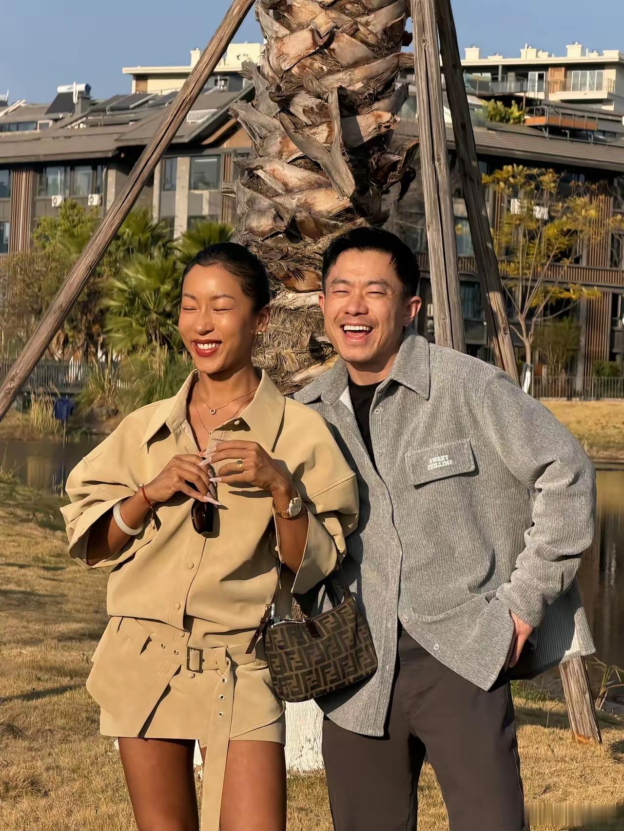 春节期间，吉克隽逸晒出了和现任丈夫金思辰的同框照。难道她真的嫁人了？而且嫁的还