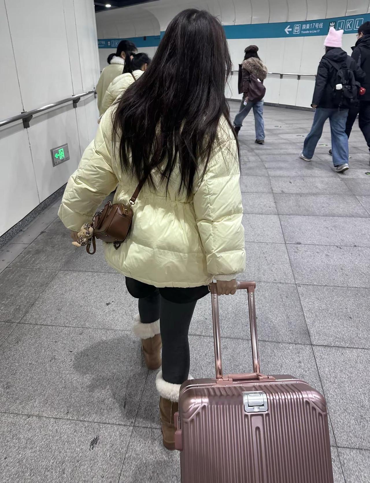 北京地铁会惩罚每一个拎着行李箱的人一走一个不吱声北京地铁