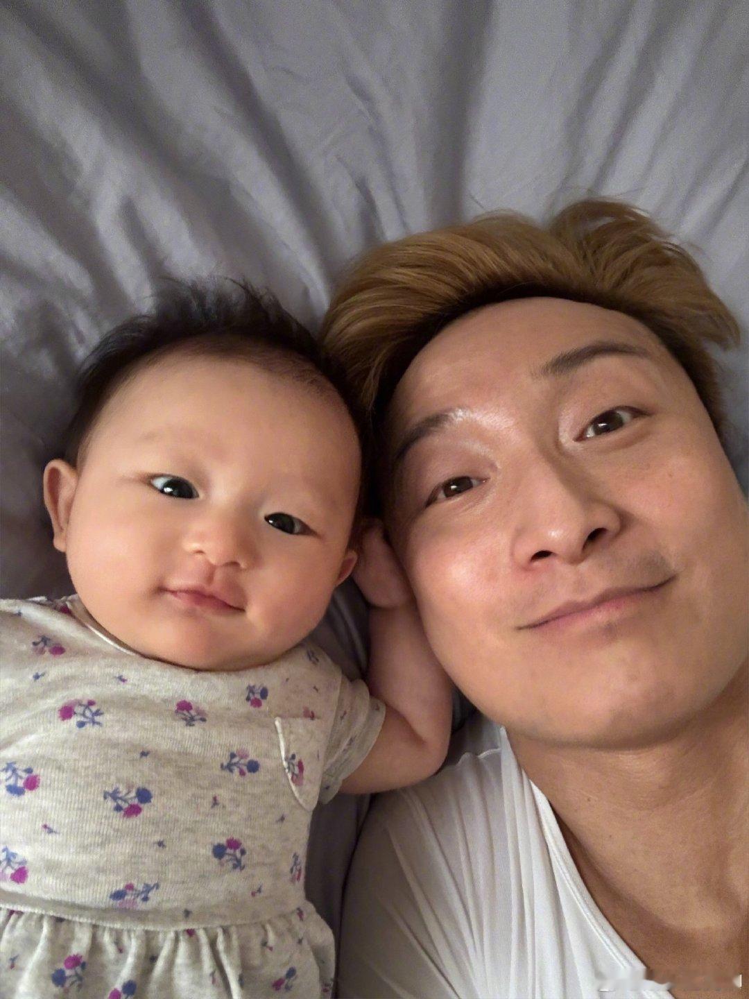 方力申女儿正脸照方力申让4个月女儿自己选衣服方力申女儿lsla越长越可爱啦，确