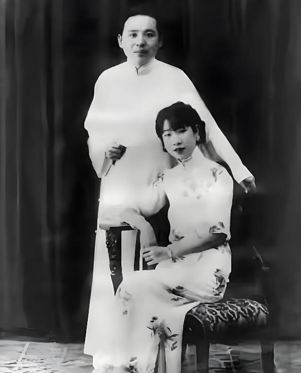 1913年，著名作家张恨水迎娶16岁徐文淑。洞房夜，他掀开红盖头，吓得大惊失色，