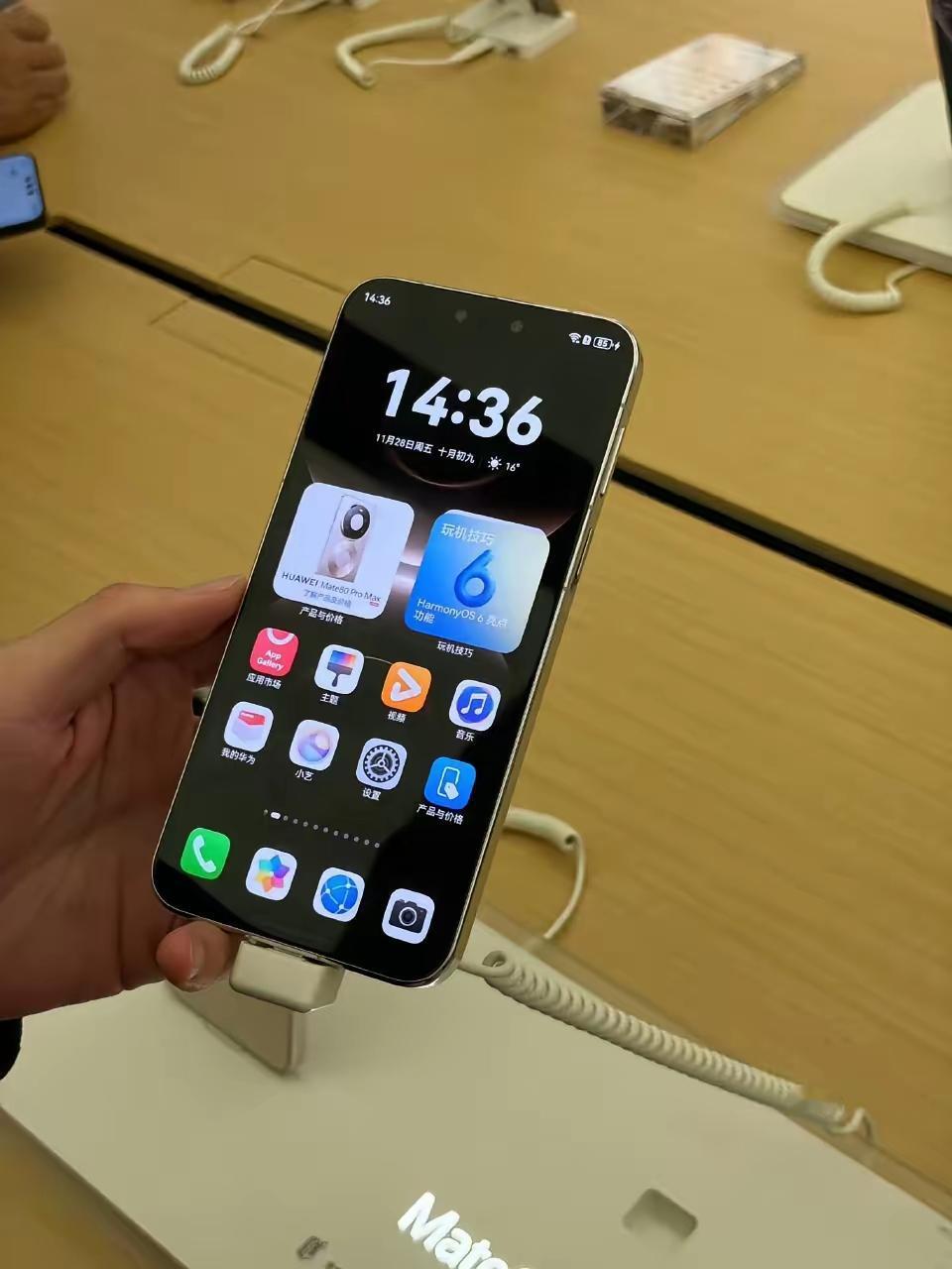 最近，去华为专卖店体验了一下华为mate80Promax样机，感觉有两个，一是手