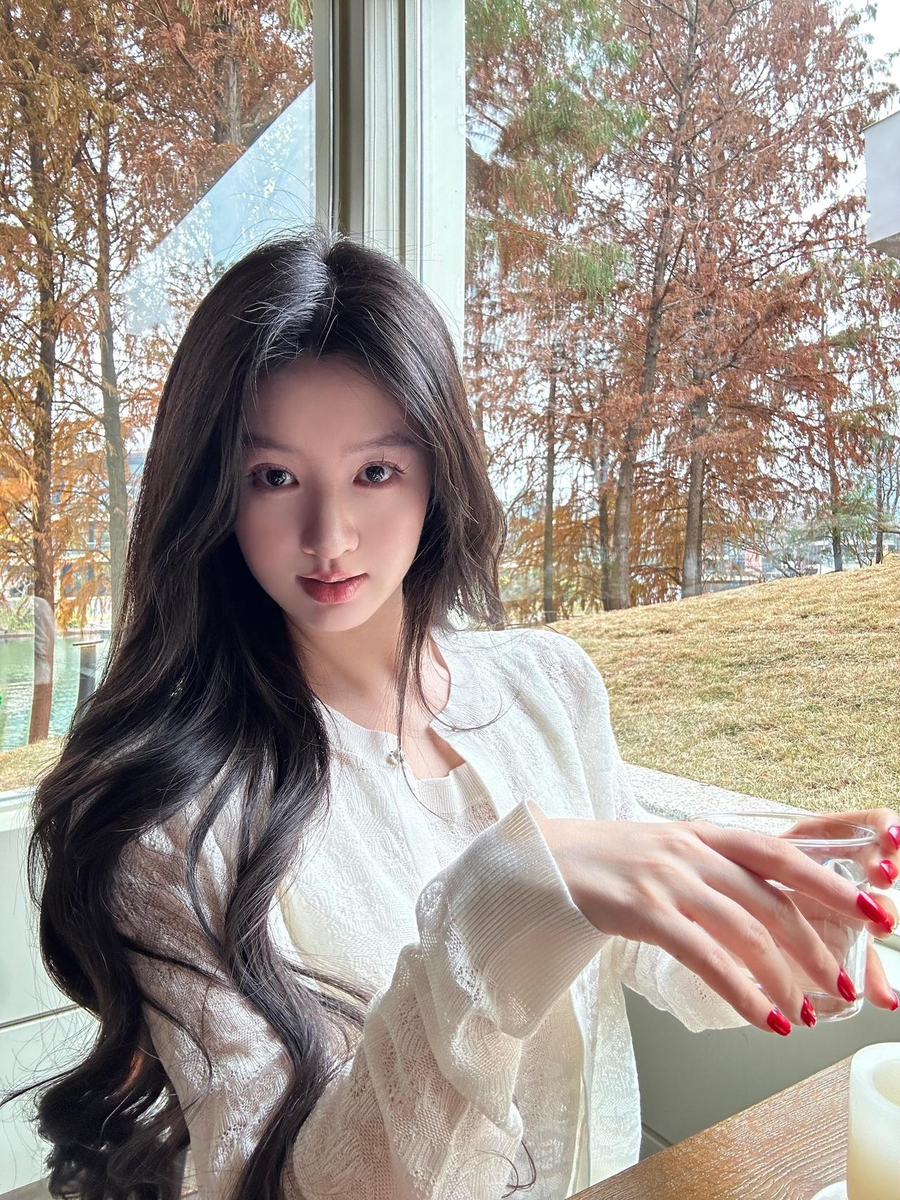 生活不用太拥挤，简单干净就很好，保持热爱，慢慢成为更好的自己。简单生活女生自拍