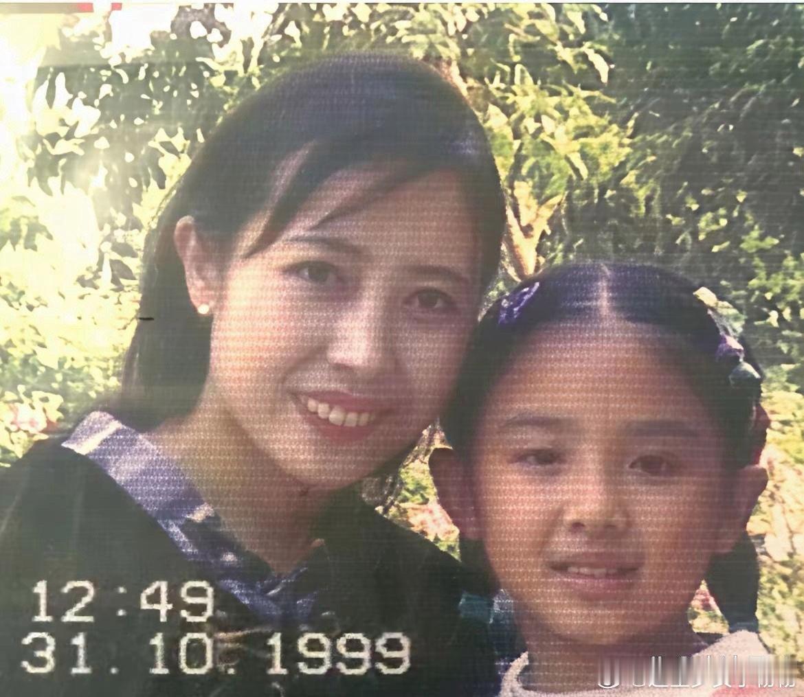 张含韵完全继承了父母五官的优点。​​​