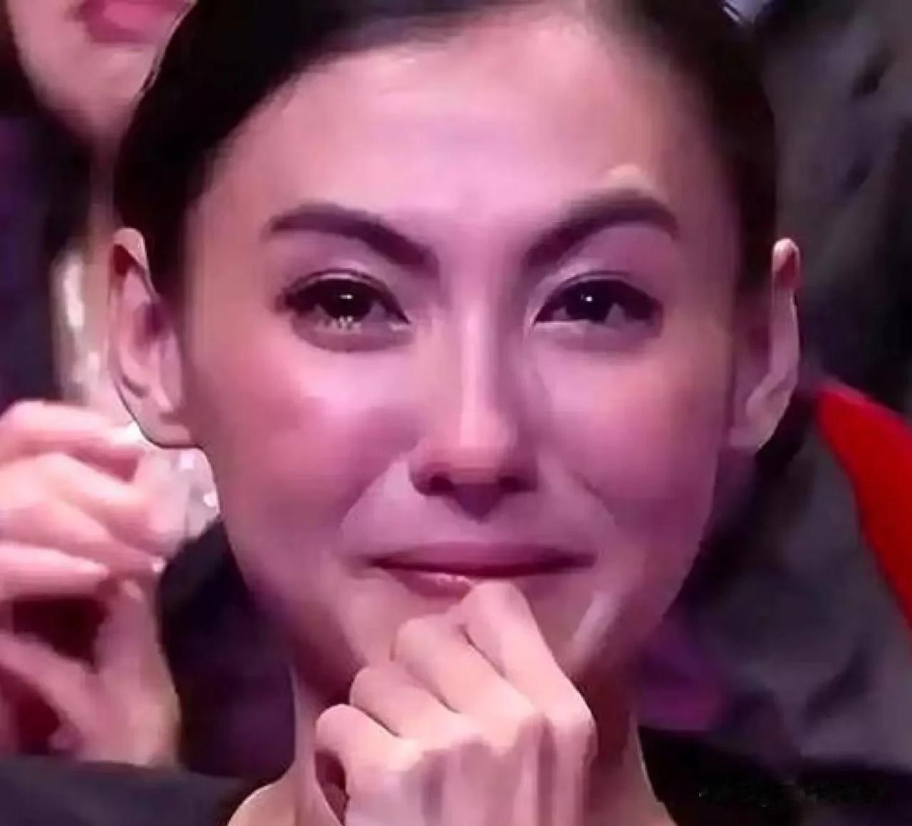 我大胆猜测一下，张柏芝出了这么大的事，都情绪崩溃了，还在公开场合放声大哭，最心疼