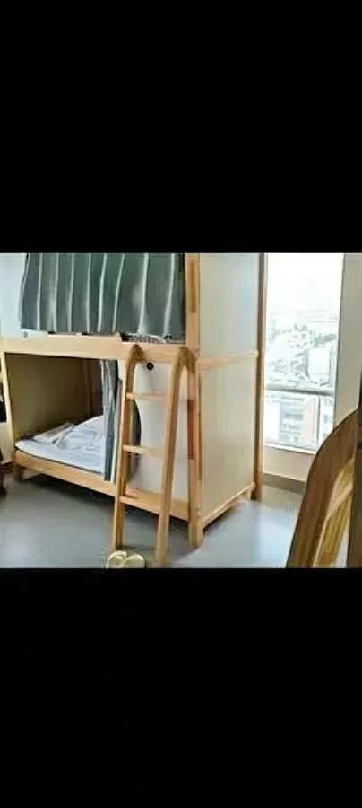 昆明青旅那姑娘，差点把我整懵。住了一个多月，居然把床位睡成了“固定铺”。