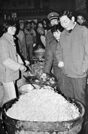 1988年，刚履新上海的朱镕基，面对的是一座光鲜却“闹饥荒”的大城市。彼