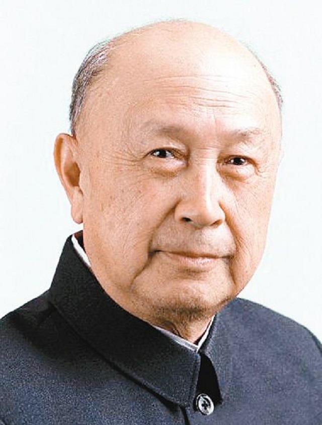 1964年冬夜，钱学森筷子尖悬在鸡肉上方半寸，突然厉喝：“别动！有苦杏仁味！”警