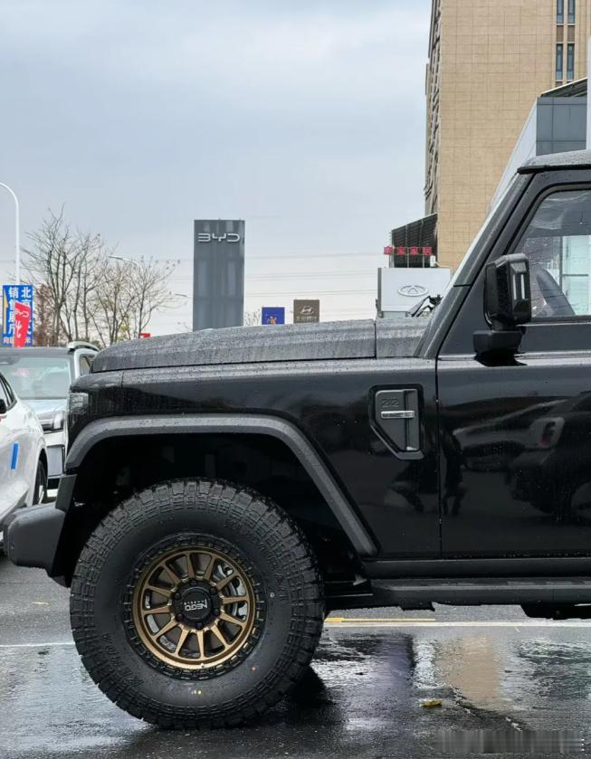 越野魅力，新款212独树一帜，硬朗车身线条，霸气轮毂，每一处都写满不羁。开上它，