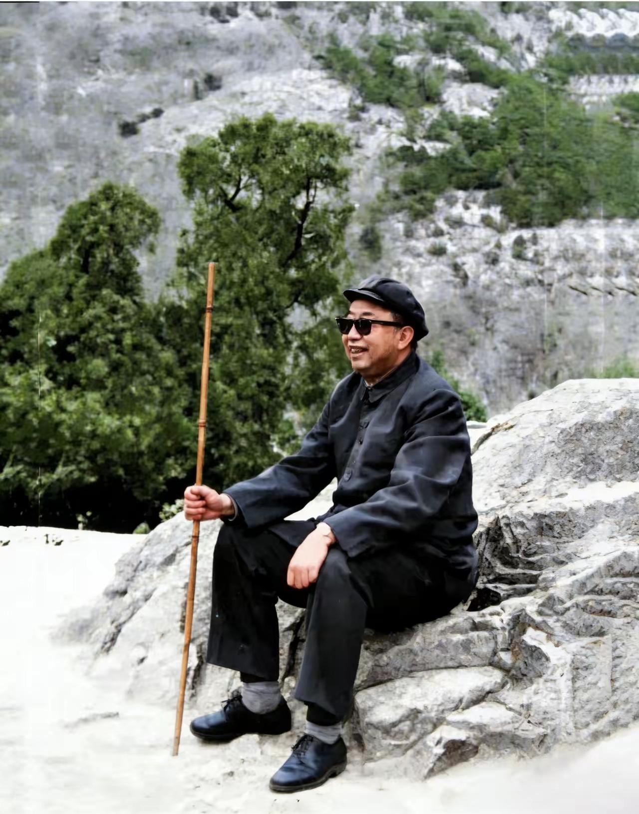 1981年11月21日，华国锋同志登临泰山，在中天门附近的伏虎石上稍作休憩。他身