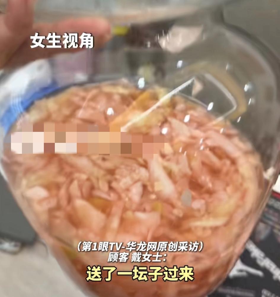 重庆一位女生经常点一家粉面馆的外卖，发现其店里的泡菜特别好吃，我会刷到老板宠粉的