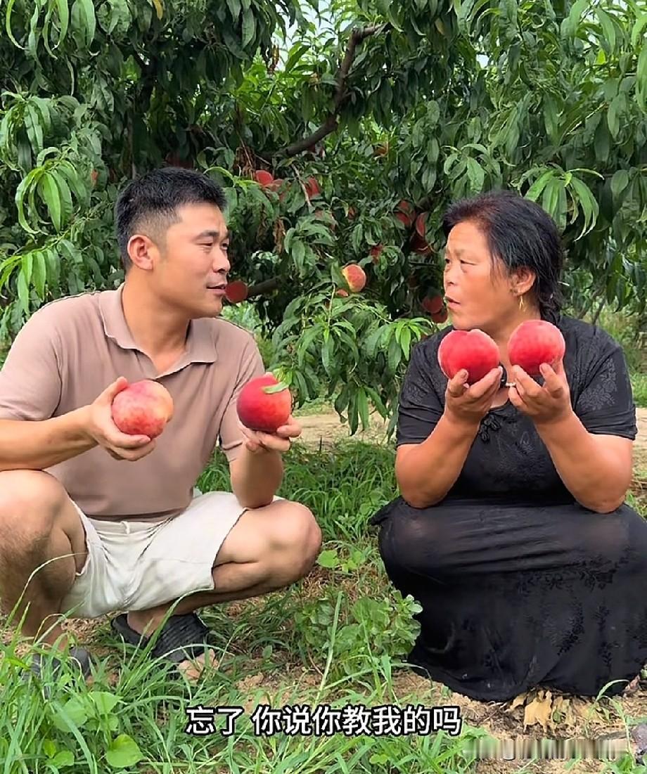 小故事！这半熟撒谎又撒到桃园去了，他和老壳子在一起走的时候，恨不得