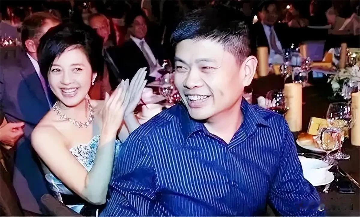 1亿离婚风波！丁健转身娶许戈辉。2004年，有消息说，一句给你一个亿，离了吧，掀