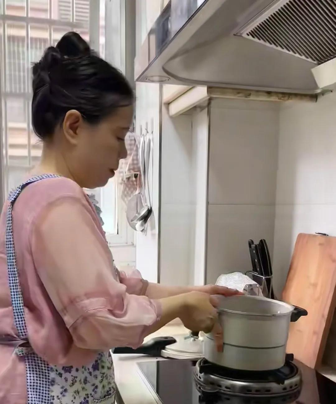 许敏老姚从北京回来了，立马发了一个视频，向广大网友报平安！老两口在自己的老房子