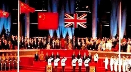 中、英两艘军舰在南海海面上飞速追赶，距离不断被拉近。突然，英国军舰猛地掉头，