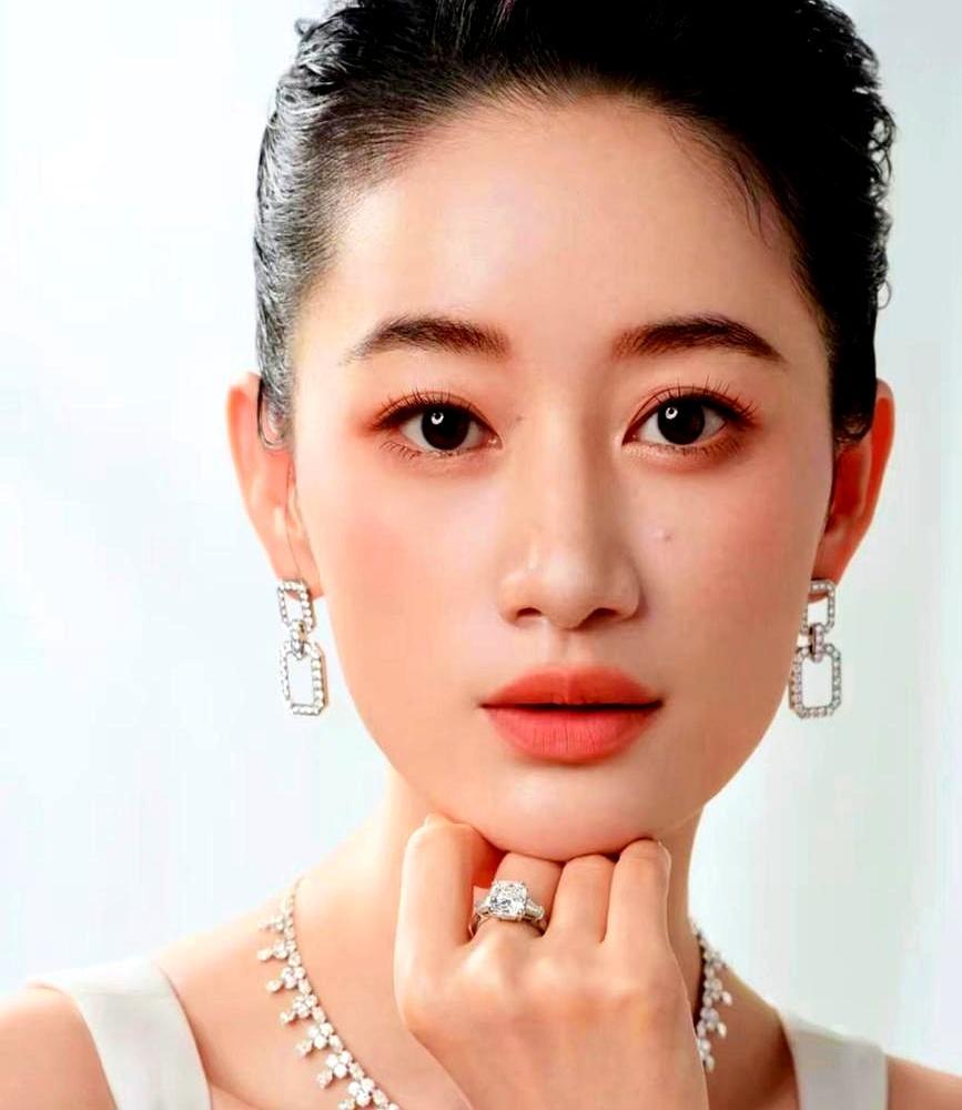 2026开年第一爆剧，风头全被只有10%戏份的副CP抢了。这部剧收视峰值破