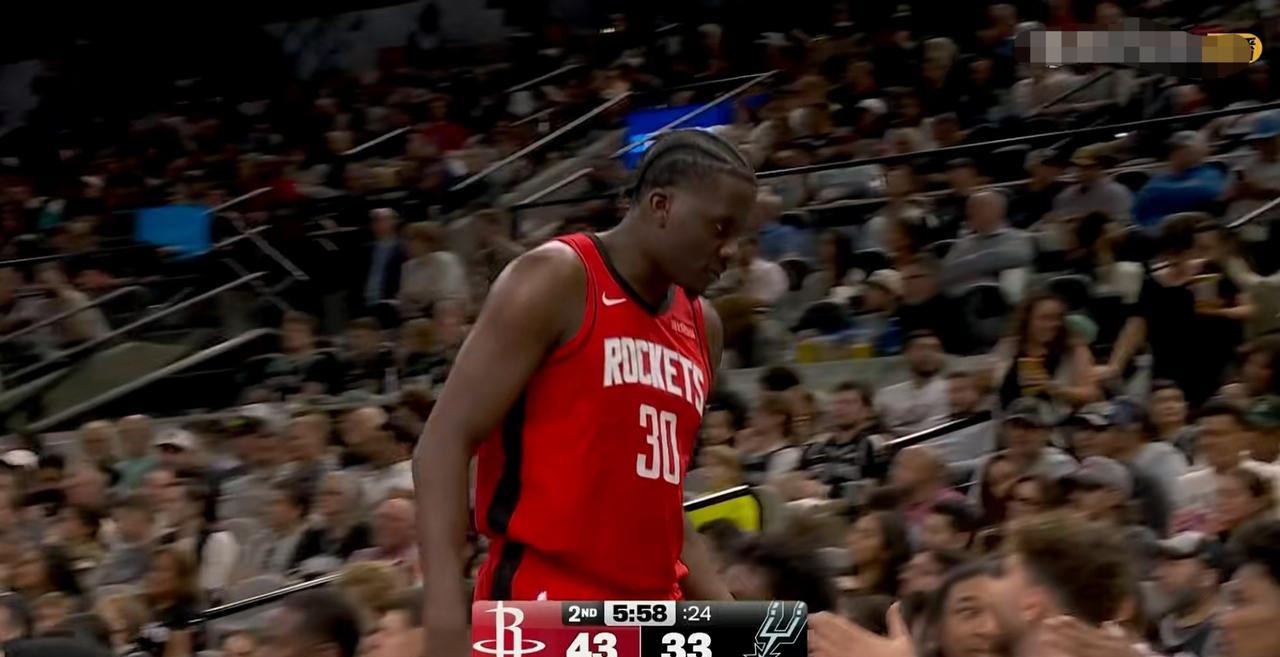 火箭替补中锋卡佩拉真是太出色了！在今天进行的火箭和马刺的上半场比赛中，卡佩拉在替