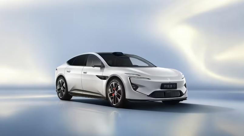 新款阿维塔12的内饰官宣。内饰新增岩棕配色，顶棚采用天鹅绒材质，配备星际太空舱