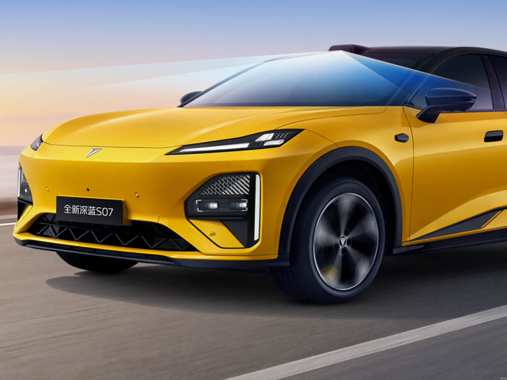 深蓝S07是一台15‑18万级中型家用SUV，提供增程、纯电两种动力版本，主打大空间、长续航与高阶智