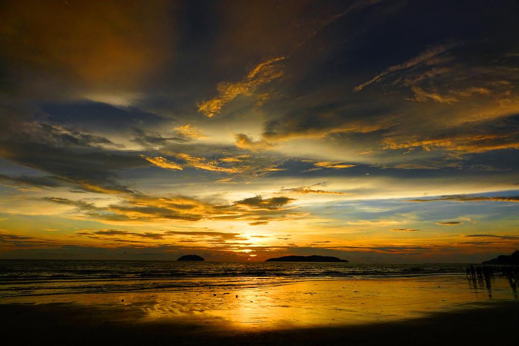 前几天和几位老师在一起聊天，几位老师都是重点高中的老师，但是几位老师有个共同的特