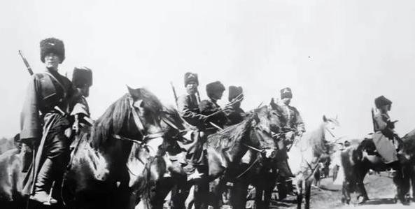 1936年，秦基伟被马家军俘虏后，隐瞒身份，谁知，叛徒却大喊：“他是团长，不是伙